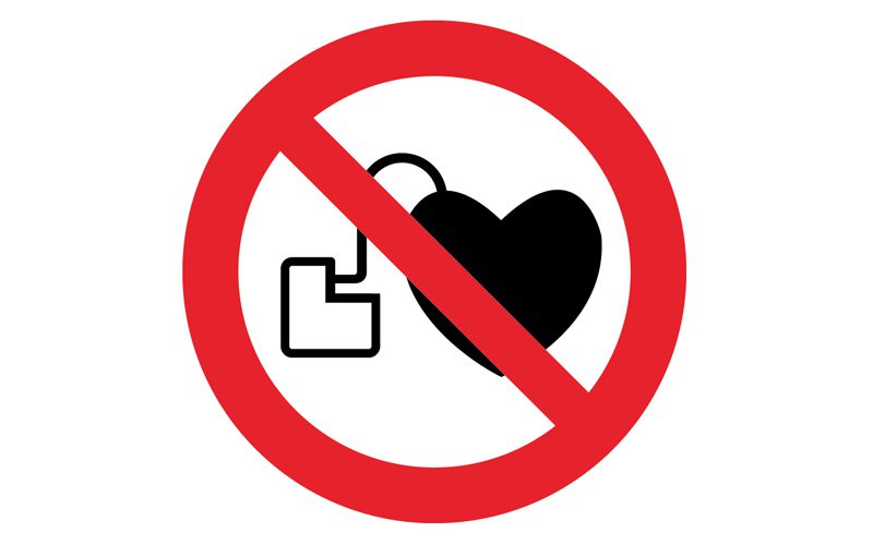 Почему в инструкции людям с кардиостимуляторами запрещается. Запрещающий знак кардиостимулятор. С кардиостимулятором нельзя. Значок металлодетектор. Перечеркнутое сердце знак.
